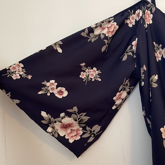 Gorgeous Deep V-Front Floral Top - Picture 2 of 6